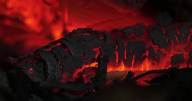 Şöminede yanan odun.