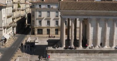 Roma tapınağının adı Maison Carree, Nimes, Gard, Languedoc Roussillon, Fransa. Place de la Maison Carree, Roma tapınağının tarihi M.Ö. 4-7 arası.