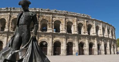 İsimler, Gard, Occitanie, Fransa. Nmes Arenası, M.S. 70 civarında inşa edilmiş bir Roma amfitiyatrosudur. Ön planda Fransız matador II. Nimeno heykeli 1994 yılında Serena Carone tarafından aşındırıldı.