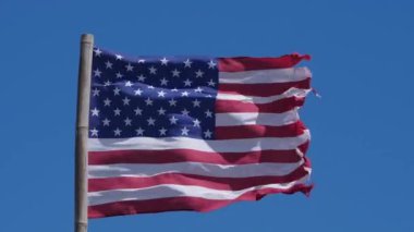 Rüzgarda dalgalanan ABD ulusal bayrağı
