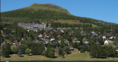 Süper Besse, Puy de Dome, Auvergne, Fransa. Süper Besse 'deki Hermine Gölü