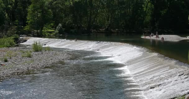 フランスのヘロー川 ラロック ラロックのヘルロー川のダムで水の中で遊ぶ人々と — ストック動画