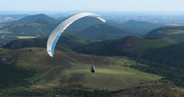 Chaine Des Puys Massif Central Puy Dome Francia Parapente Sobre — Vídeos de Stock