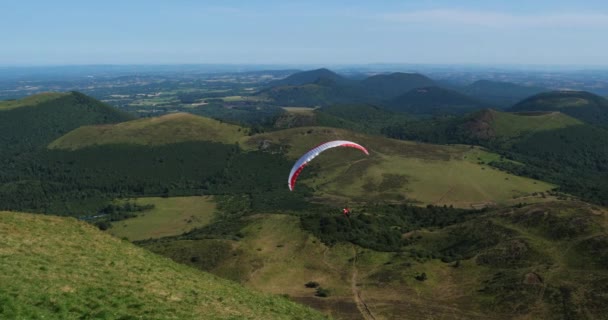 Chaine Des Puys Massif Central Puy Dome Francia Parapente Sobre — Vídeo de stock