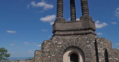 Gergovie Platosu, Auvergne, Puy de Dome, Fransa. Vercingetorix 'e adanmış Gergovie Platosu' ndaki anıt, Jean Teillard tarafından 1903 'te tasarlanmıştır.