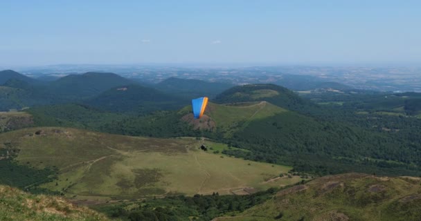 Chaine Des Puys Massif Central Puy Dome France Paraglading Chaine — Stock Video