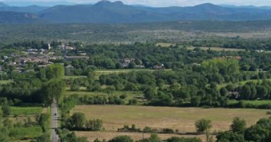 Pompignan, Gard Departmanı, Occitanie, Fransa. Üzüm bağı manzarası. Arka planda cevennes dağları var..