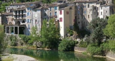 Sauve, Gard Departmanı, Occitanie, Fransa. Vidourle nehri köyü geçiyor..