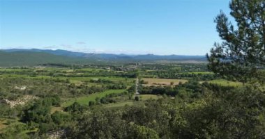 Pompignan, Gard Departmanı, Occitanie, Fransa. Üzüm bağı manzarası. Arka planda cevennes dağları var..