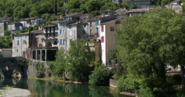 Sauve, Gard Departmanı, Occitanie, Fransa. Vidourle nehri köyü geçiyor..