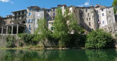 Sauve, Gard Departmanı, Occitanie, Fransa. Vidourle nehri köyü geçiyor..