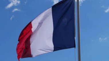Rüzgarda dalgalanan Fransız ulusal bayrağı.