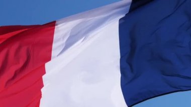 Rüzgarda dalgalanan Fransız ulusal bayrağı.