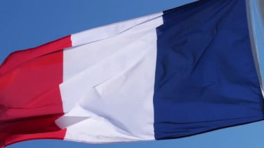 Rüzgarda dalgalanan Fransız ulusal bayrağı.