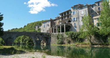 Sauve, Gard Departmanı, Occitanie, Fransa. Vidourle nehri köyü geçiyor..