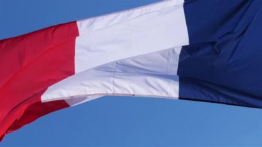 Rüzgarda dalgalanan Fransız ulusal bayrağı.