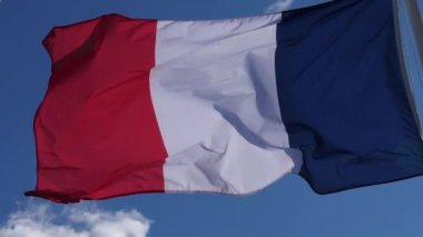 Rüzgarda dalgalanan Fransız ulusal bayrağı.