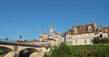 Perigueux, Dordogne Bölümü, Yeni Aquitaine, Fransa. Önde ada nehri var. Arka planda Saint-Front katedrali var..