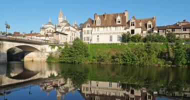 Perigueux, Dordogne Bölümü, Yeni Aquitaine, Fransa. Önde ada nehri var. Arka planda Saint-Front katedrali var..