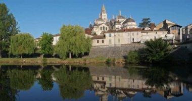 Perigueux, Dordogne Bölümü, Yeni Aquitaine, Fransa. Önde ada nehri var. Arka planda Saint-Front katedrali var..