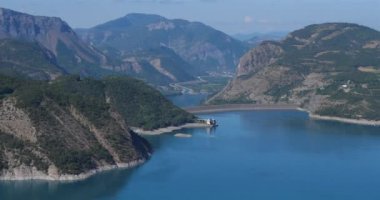 Serre-Poncon Gölü, Hautes-Alpes, Fransa. Hidroelektrik yaylım ateşiyle yapay göl.
