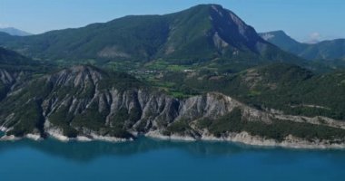 Serre-Poncon Gölü, Hautes-Alpes, Fransa. Hidroelektrik yaylım ateşiyle yapay göl.