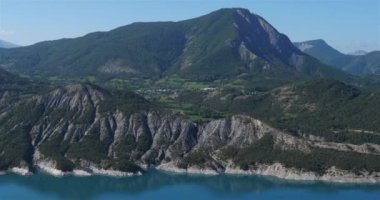 Serre-Poncon Gölü, Hautes-Alpes, Fransa. Hidroelektrik yaylım ateşiyle yapay göl.