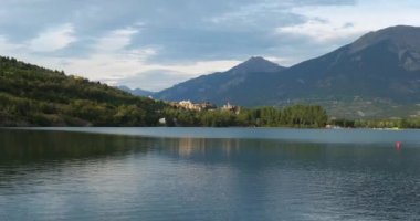  Embrun, Hautes Alpes Departmanı, Fransa. Embrun 'daki su kütlesi