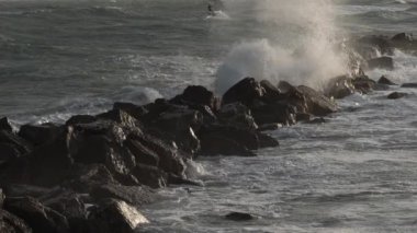 Dalgalar kayalara çarpıyor, Akdeniz, Fransa
