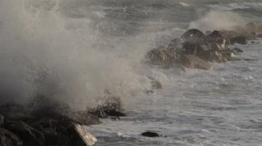 Dalgalar kayalara çarpıyor, Akdeniz, Fransa