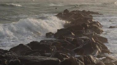 Dalgalar kayalara çarpıyor, Akdeniz, Fransa