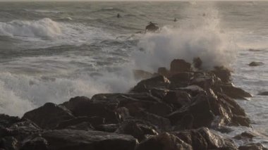 Dalgalar kayalara çarpıyor, Akdeniz, Fransa