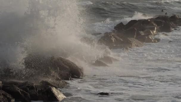 Волны Разбивающиеся Скалы Средиземное Море Франция — стоковое видео