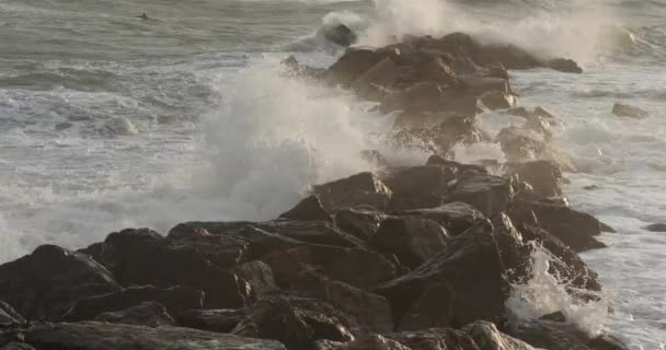 Ondas Colidindo Rochas Mar Mediterrâneo França — Vídeo de Stock