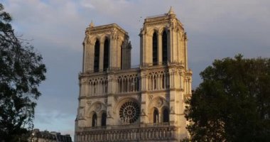 Notre Dame Katedrali, ile de la Cite, Paris, Fransa. 15 Nisan 2019 'da yanan katedral, kereste kulesinin ve kurşun kaplı ahşap çatının tahrip edilmesi de dahil olmak üzere ciddi hasar gördü..