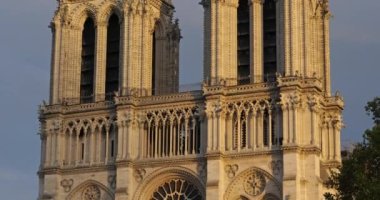 Notre Dame Katedrali, ile de la Cite, Paris, Fransa. 15 Nisan 2019 'da yanan katedral, kereste kulesinin ve kurşun kaplı ahşap çatının tahrip edilmesi de dahil olmak üzere ciddi hasar gördü..