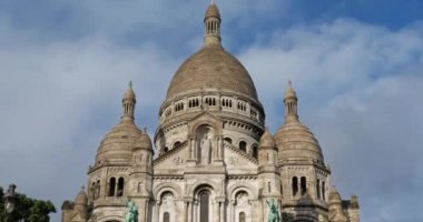 Kutsal Kalp Bazilikası, Butte Montmartre, Paris, Fransa. Paris 'in Kutsal Kalbi Bazilikası, Sacr-Cur Bazilikası olarak da bilinir ve genellikle Sacr-Cur Bazilikası' dır..