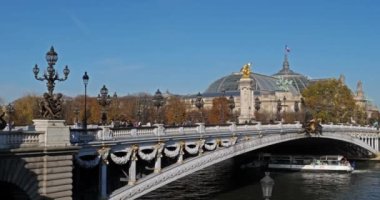 Alexandre III, Seine Nehri 'ni geçiyor. Paris, Fransa. Arka planda Büyük Palas Müzesi var..