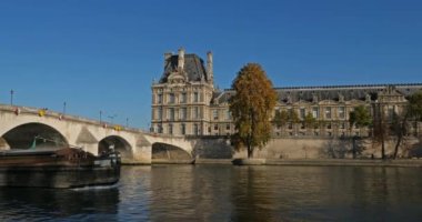 Sen Nehri 'ni geçen Pont de la Concorde. Paris, Fransa. Sen Nehri 'ni geçen Pont de la Concorde. Arka planda Louvre Müzesi binası var..