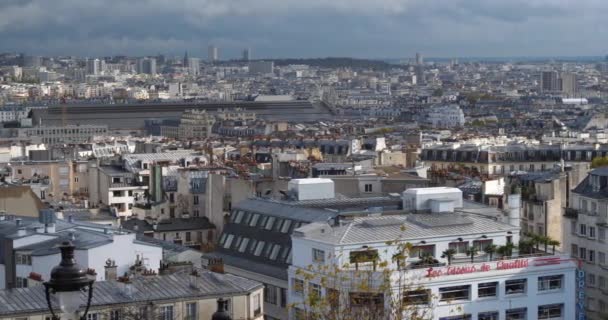 フランス パリのButte Montmartreからの眺め モンマルトルからパリの屋根は — ストック動画