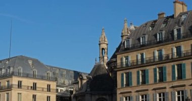 Rue de Rivoli, 1. ve 4. caddeler, Paris, Ile-de-France, Fransa. Arka planda prostetant kilisesi 
