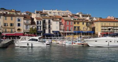 Cassis, Bouches du Rhone Departmanı, Provence-Alpes-Cote d 'Azur, Fransa. Geleneksel cepheler ve Cassis Limanı.