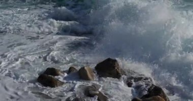 Dalgalar kayalara çarpıyor, Akdeniz, Fransa