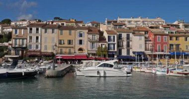 Cassis, Bouches du Rhone Departmanı, Provence-Alpes-Cote d 'Azur, Fransa. Geleneksel cepheler ve Cassis Limanı.