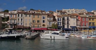 Cassis, Bouches du Rhone Departmanı, Provence-Alpes-Cote d 'Azur, Fransa. Geleneksel cepheler ve Cassis Limanı.