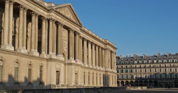 ルーブル美術館 Rue Amiral Coligny Paris France 左側はルーブル美術館のファサード 背後には真のデ リヴォリ — ストック動画