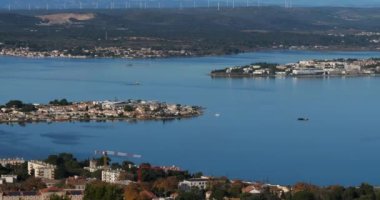 Sete, Herault Bölümü, Occitanie, Fransa. Tayland etangı. Sol tarafta Pointe du Barou var. Sağ tarafta Balaruc-les-Bains adında bir kasaba var.  