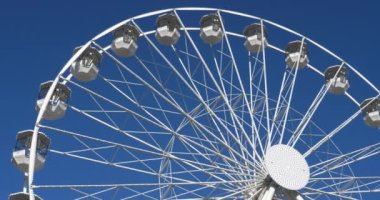  Dönme dolap mavi gökyüzüne karşı işliyor.