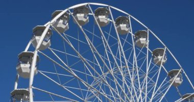  Dönme dolap mavi gökyüzüne karşı işliyor.