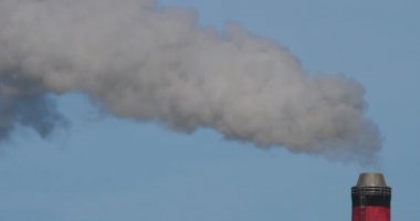 Caen, Normandiya, Fransa yakınlarındaki bir fırın bacasından çıkan duman ve hava kirliliği.